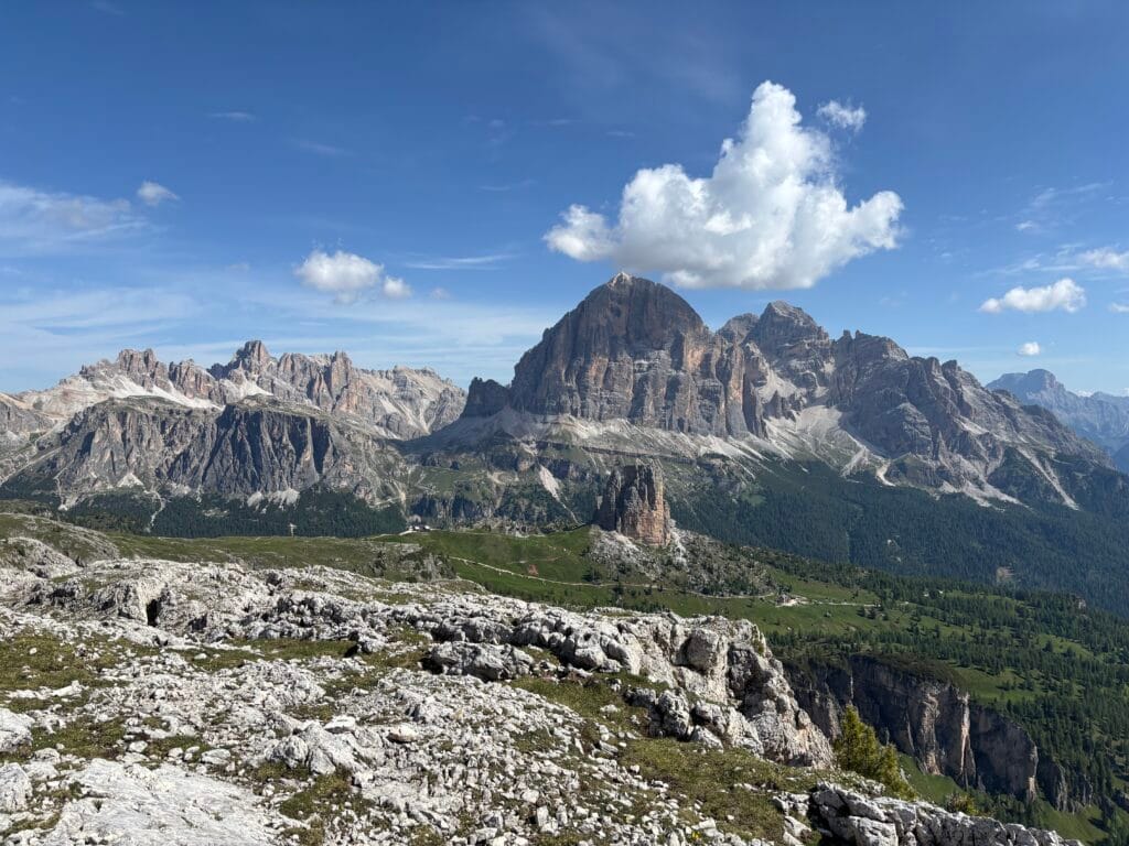 Tofane di Rozes ir Cinque Torri vaizdai prieš kylant link Via ferrata Ra Gusela pradžios