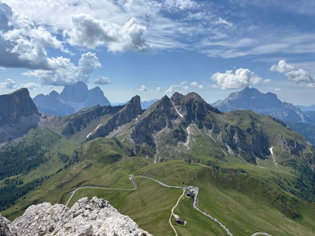 Passo Giau perėja žvelgiant nuo Ra Gusela viršūnės