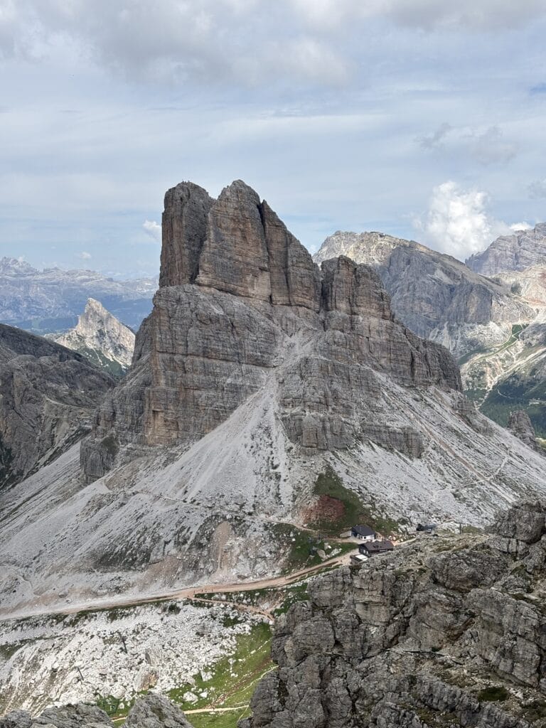 Averau kalnas ir Rifugio Averau, žvelgiant nuo Rifugio Nuvolau