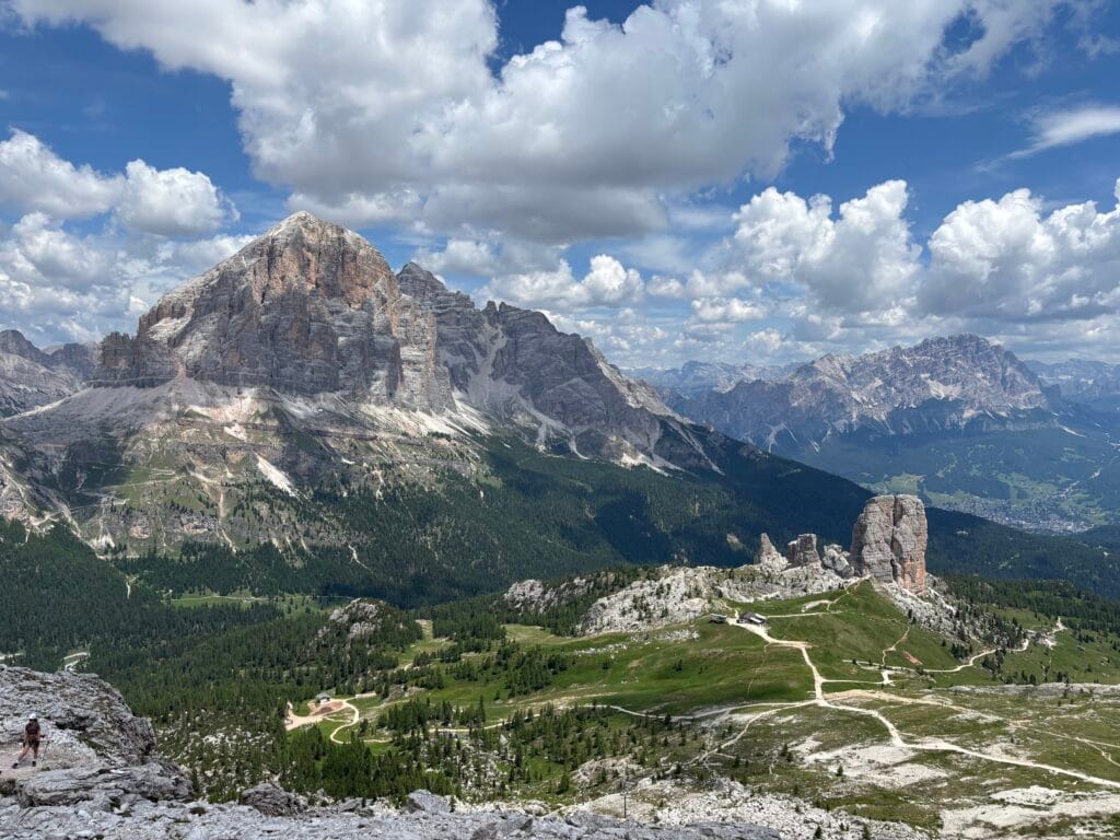 Cinque Torri vaizdai atsiveriantys nuo via ferrata Averau, su Tofana di Rozes fone