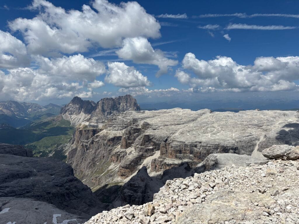 Vaizdas užsikėlus keltuvu iki Sass Pordoi, Sela Dolomitai