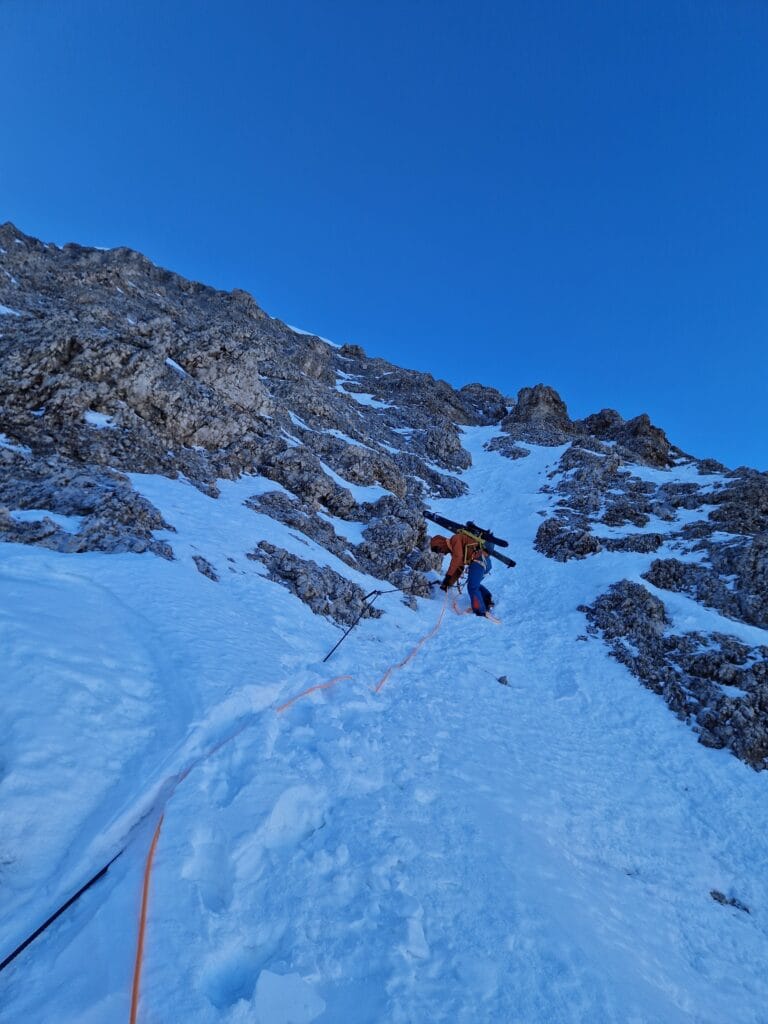 Žieminis kopimas į aukščiausią Dolomitų viršūnę: via ferratos atkarpa