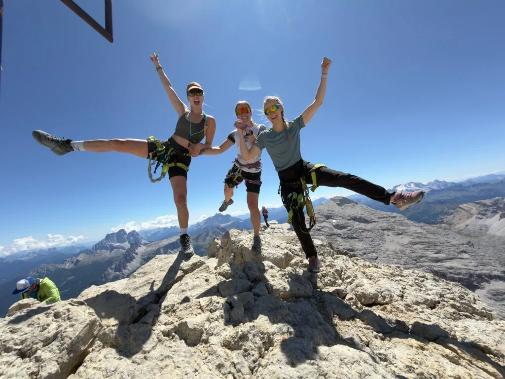 Moterys Tofana di Mezzo viršūnėje Dolomituose, praėjusios Via ferrata Giuseppi Olivieri ir Via ferrata Gianni Aglio