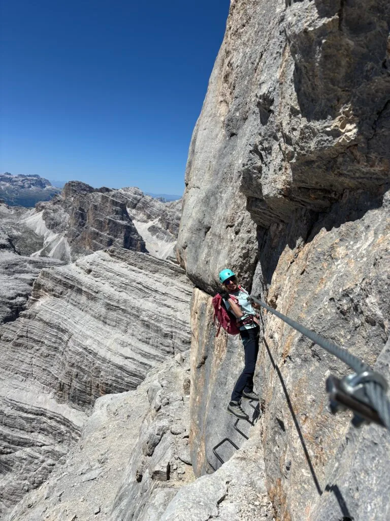 Mergina lipanti via ferrata Gianni Aglio maršrutu Dolomituose