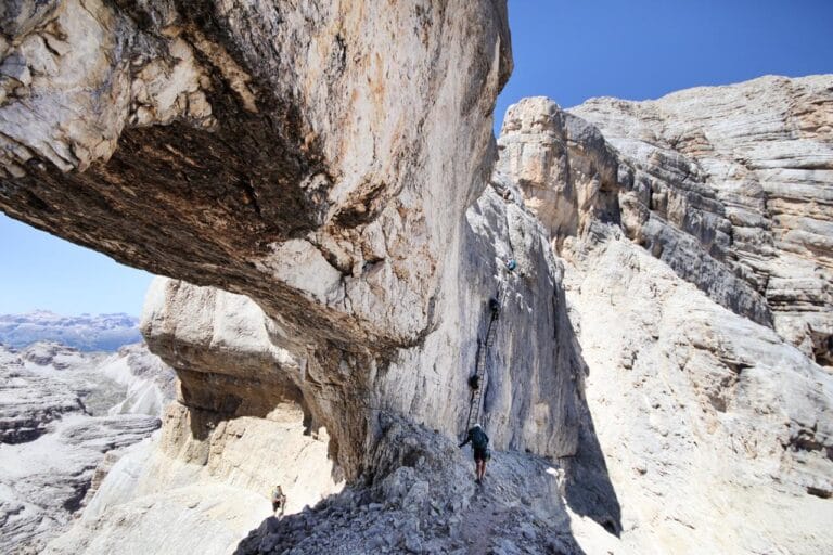Natūrali uolinė arka via ferrata Gianni Aglio maršrute, Dolomituose (Nuotraukos autorė - Costanza Pirola)