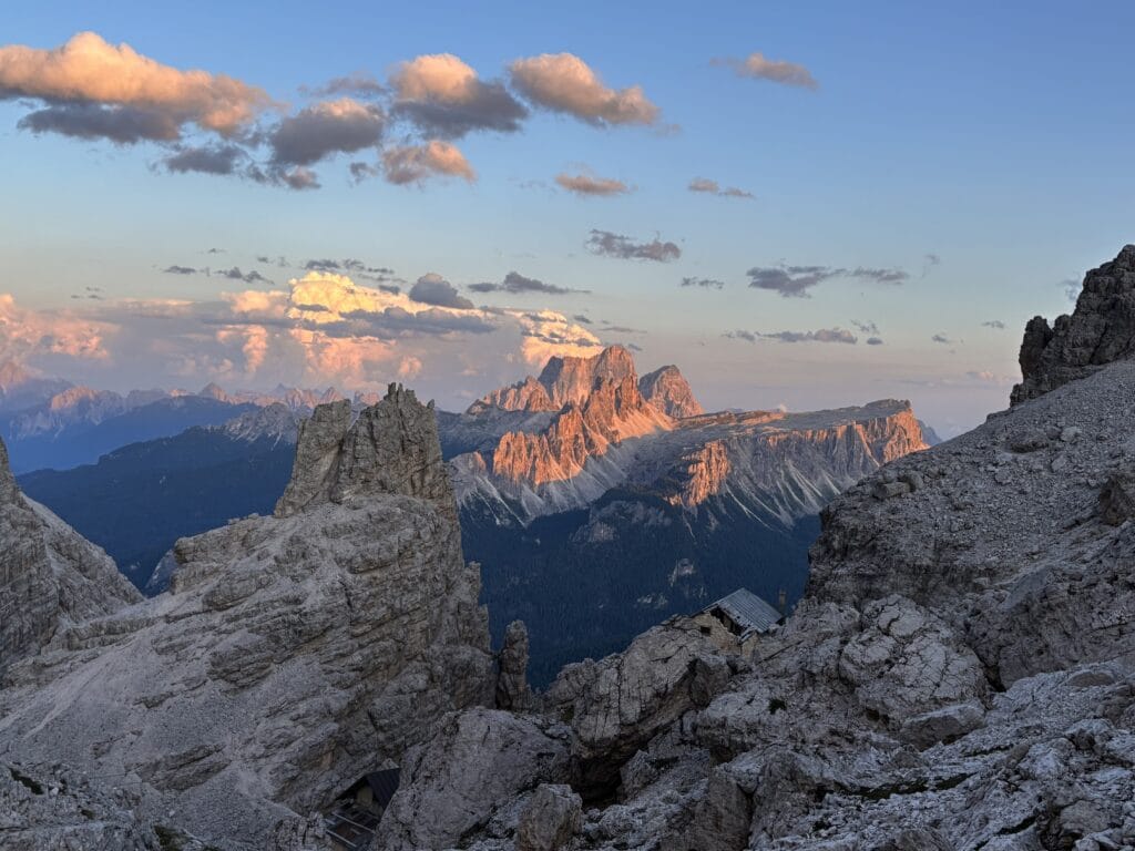 Saulėlydis šalia Rifugio Giussani Italijos Dolomituose