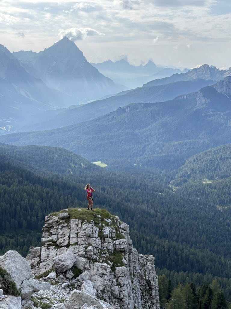 Laipiotoja pozuojanti su Dolomitų vaizdais