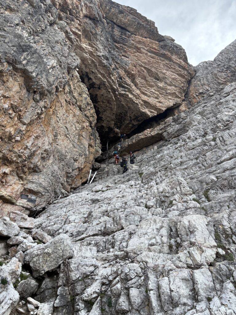 Kopėčios vedančios į Pirmojo pasaulinio karo laikų tunelį, via ferrata Lipella pradžioje